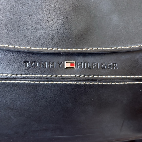 Tommy Hilfiger leather extra smooth Crossbody bag  navy blue/white stitching EUC - Picture 4 of 17